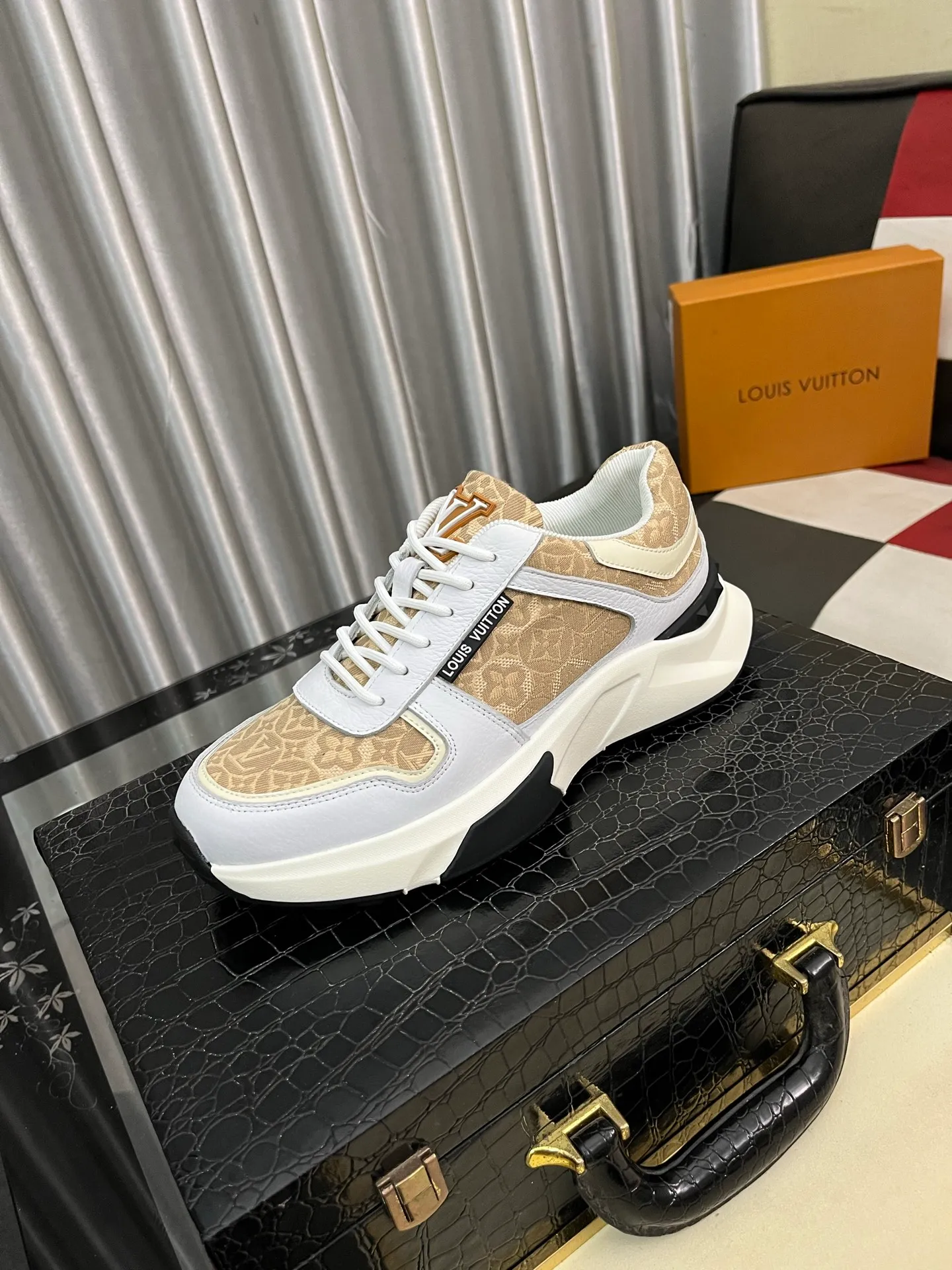 Men's shoes 💰458⌚️⌚️【LOUlS VUlTTON】Louis Vuitton ~ unique and casual style. LV counter purchasing 🏃casual shoes😍😍 are on sale at the men's counter at the same time. Italian imported brands select top-layer Italian cowhide. 🐑Sheepskin lining (refuses to discolor and grind feet) Sole: Original sole specially provided by the original factory 🎬Better in kind Code number: 38-444⃣️Color selection
